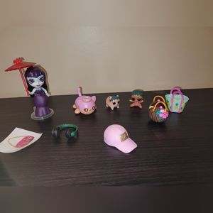 Small toys/collectibles lot (Zombaes, L.O.L, Mini Fashions)
